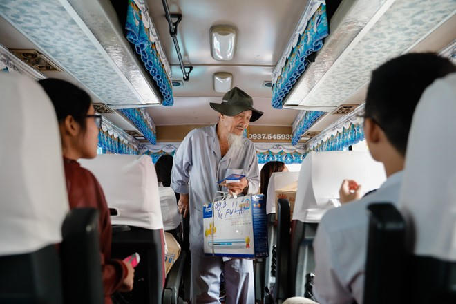 Ông Nguyễn Văn Sơn 82 tuổi, người Tây Hòa, Phú Yên vội vã lên chuyến xe. Mưu sinh hơn 7 năm với nghề bán vé số, thu nhập mỗi ngày chỉ hơn 100.000 đồng. Không chỉ trang trải sinh hoạt cá nhân, ông phải chu cấp để nuôi dưỡng người con bệnh tật tại quê nhà.