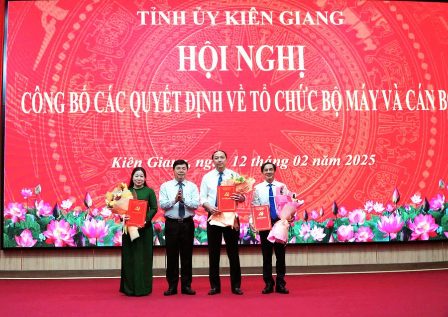 Bí thư Tỉnh ủy Kiên Giang - Nguyễn Tiến Hải trao quyết định chỉ định chỉ định Bí thư Đảng ủy và các Phó Bí thư Đảng ủy các Cơ quan Đảng tỉnh Kiên Giang nhiệm kỳ 2020 - 2025 và nhiệm kỳ 2025 - 2030.