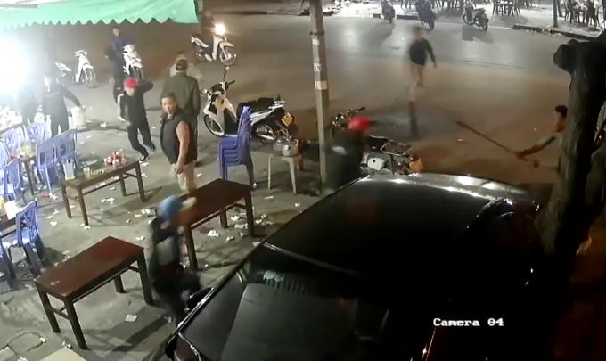 Nhóm côn đồ mang theo dao kiếm xông vào quán chém người. (Ảnh: cắt từ clip) 