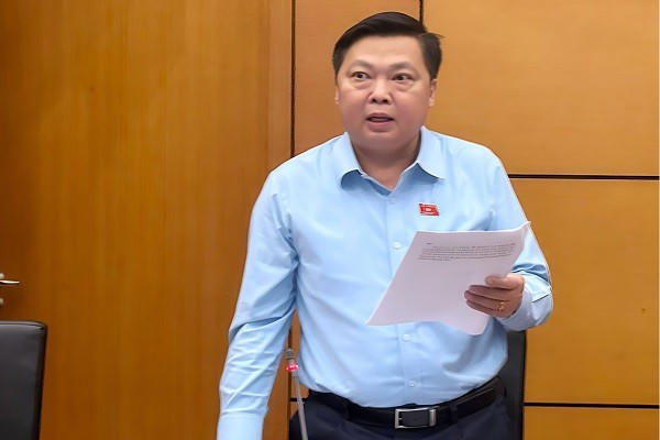 Đại biểu Phạm Hùng Thắng, Phó Trưởng đoàn ĐBQH tỉnh Ninh Bình phát biểu thảo luận tại Tổ.