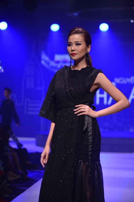 Thanh Hằng khoe vòng 1 gợi cảm với bộ đồ menwear cá tính