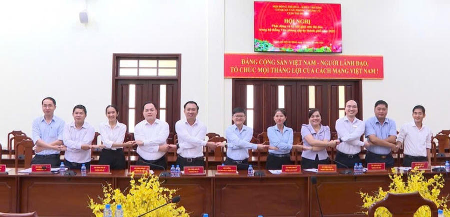Các thành viên trong cụm thi đua thống nhất nội dung ký kết trong giao ước thi đua