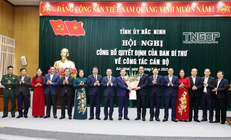 Thường trực Tỉnh ủy, Ủy viên Ban Thường vụ Tỉnh ủy Thái Nguyên tặng hoa chúc mừng ông Phạm Hoàng Sơn.