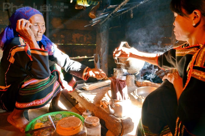 Hòa tan bột cà phê bằng nước đang sôi ở bếp chủ. (Ảnh: Đoàn Bắc)