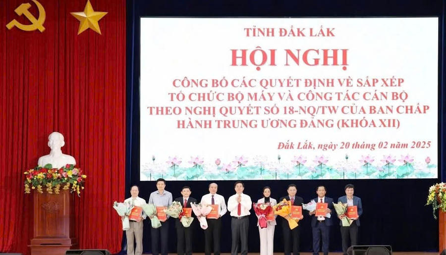 Bí thư Tỉnh ủy Đắk Lắk Nguyễn Đình Trung trao quyết định và tặng hoa chức mừng các lãnh đạo Ban Tuyên giáo và Dân vận Tỉnh ủy Đắk Lắk. Ảnh: Công Lý