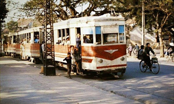 Hình ảnh những chiếc xe điện phổ biến tại Hà Nội trước kia