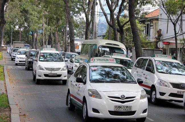 Đuối sức trong cuộc chiến với taxi công nghệ, Vinasun đề xuất giải pháp nhượng quyền kinh doanh với tài xế nhưng không được cơ quan chức năng đồng ý. Ảnh: Anh Quân.