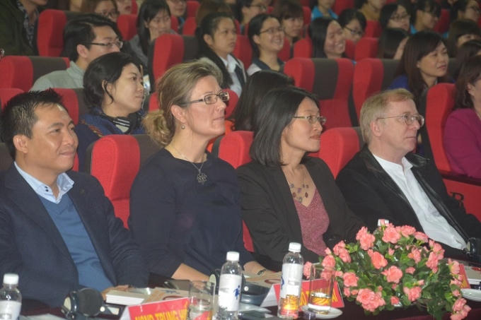 Có mặt trong chương trình là các nghệ sĩ nổi tiếng và đại diễn cho chương trình phát triển Liên Hợp Quốc (UNDP). Ảnh: Thu Hà