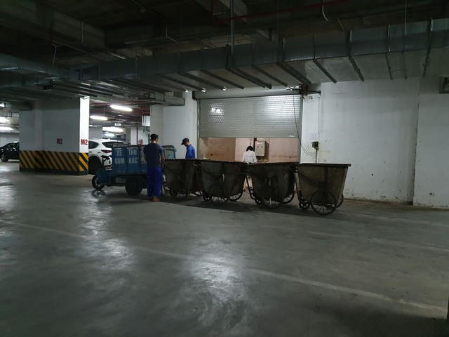 Do xe rác chuyên dụng không thể ra vào tầng hầm nên ban quản lý đã thu gom rác bằng cách kéo từng xe nhỏ từ hầm ra ngoài trong thời gian thu gom lâu gây ra mùi hôi thối nồng nặc.