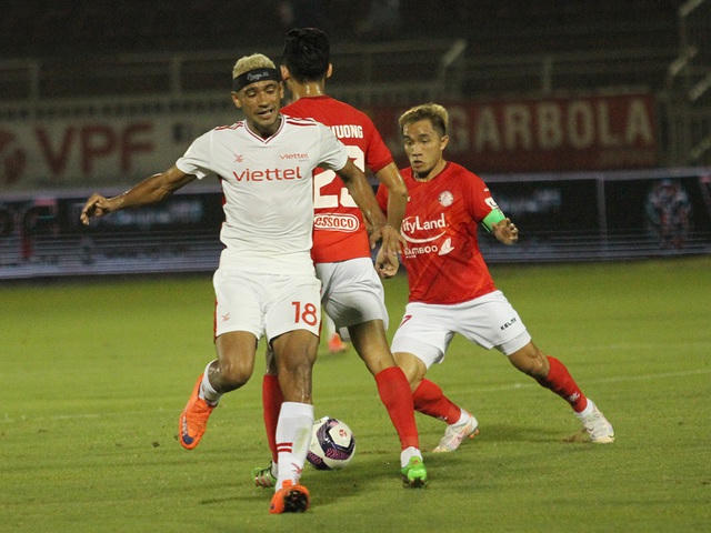 Bruno Oliveira (18) bên phía Viettel có khá nhiều cơ hội.