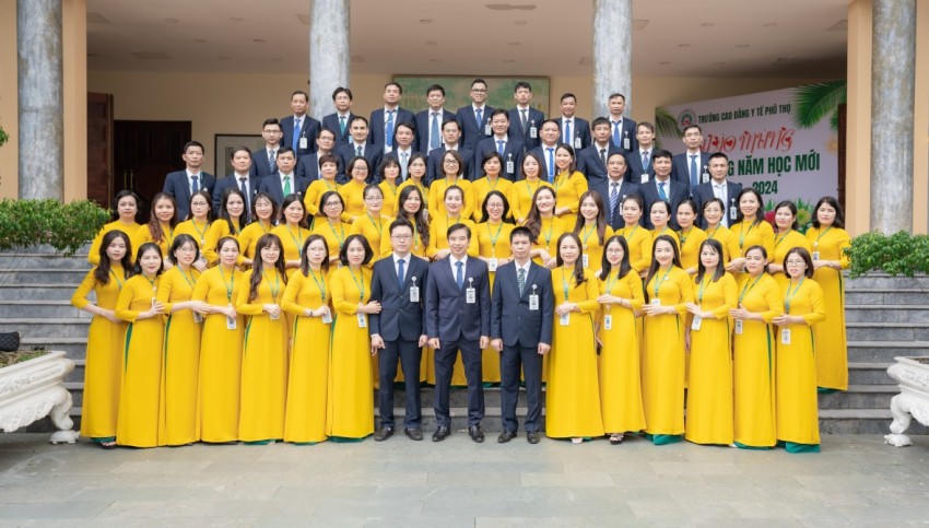 Tập thể cán bộ, giảng viên, nhân viên Trường Cao đẳng Y tế Phú Thọ.