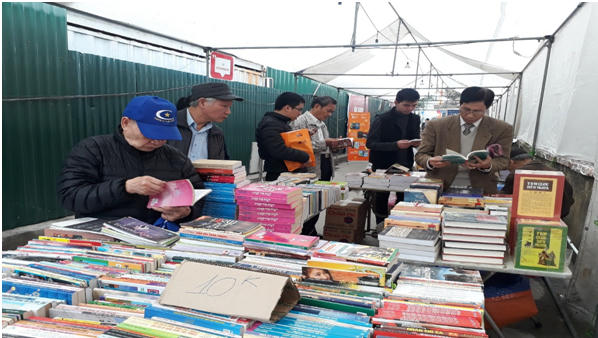 Hội sách thu hút sự chú ý của đông đảo độc giả ở mọi lứa tuổi.