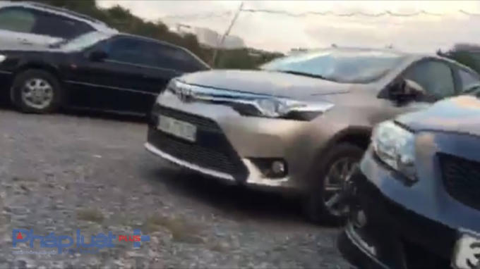 Rất nhiều xe được trông giữ.