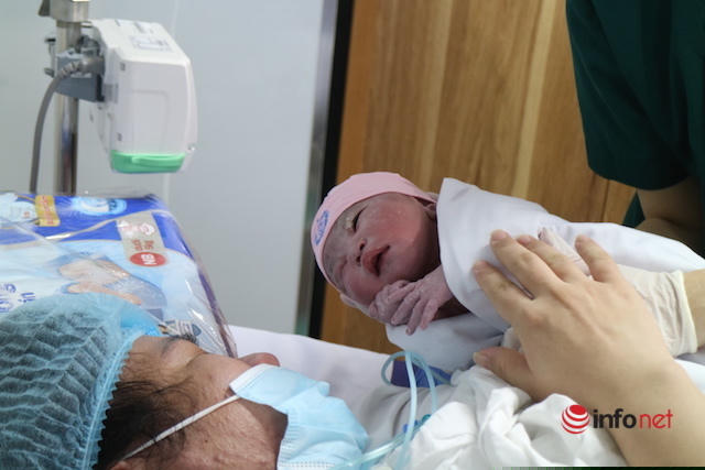 Được đưa lên cho mẹ nhìn con