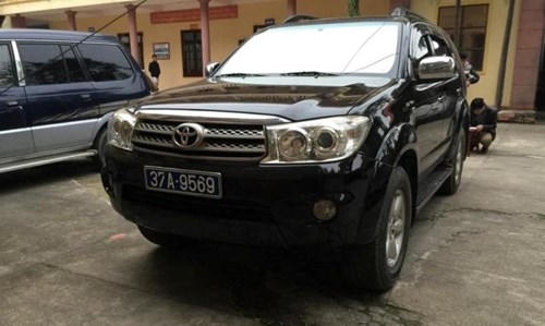 Chiếc xe ôtô 37A-9569 thuộc Ban quản lý các dự án thuộc Sở GTVT Nghệ An đãbị bắt giữ. Ảnh: H.Thùy