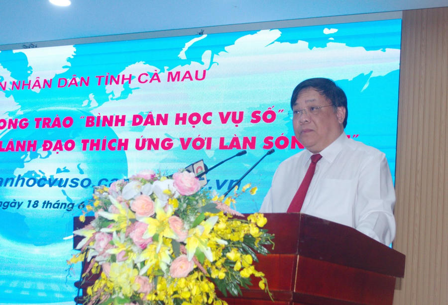 Ông Phạm Thành Ngại - Phó Bí thư Tỉnh ủy, Chủ tịch UBND tỉnh Cà Mau, phát biểu và phát động phong trào “Bình dân học vụ số.