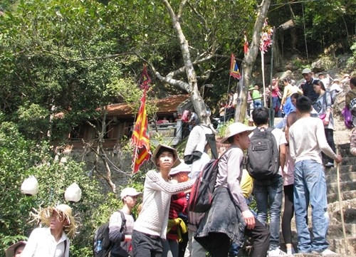 Lối lên chùa Một Mái. Bên trong chùa có mạch nước ngầm theo vách đá chảy xuống hốc nhỏ. Nguồn nước ở đây được ví von như dòng sữa mẹ không bao giờ cạn.