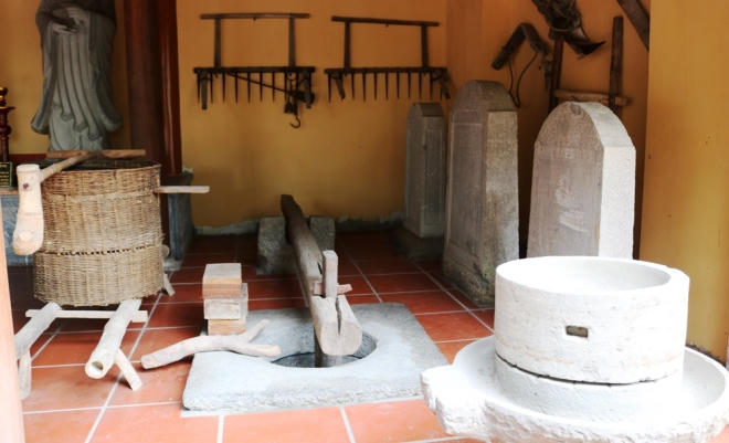 Một vài hiện vật như cối gạo, cối xay bột còn khá nguyên vẹn được sư thầy trưng bày tại gian cổ vật nhà nông.