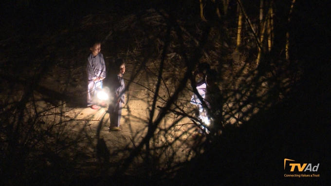 Mặc dù đã ra sức động viên nhưng Nhím, Bell và Híp vẫn không thể khiến Châu Chấu ngừng khóc. Bell quyết định quay trở lại tìm sự trợ giúp của bố Anh Khoa. 