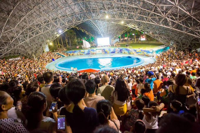 Cung biểu diễn cá heo thu hút đông đảo du khách thập phương.