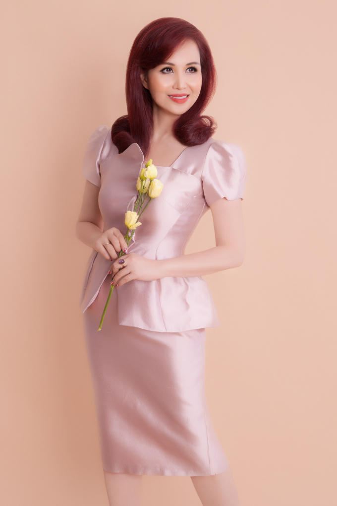 Gia đ&igrave;nh hạnh ph&uacute;c, c&aacute;c con xinh đẹp vạn người m&ecirc; của Hoa hậu biết nhiều ngoại ngữ nhất Việt Nam