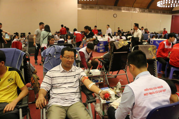 Lễ hội Xuân Hồng năm nay không chỉ thu hút được các bạn sinh viên trẻ trung, năng động mà còn thu hút cả tầng lớp trung niên. Nhiều vị phụ huynh cũng tham gia hiến máu cùng con tại lễ hội.