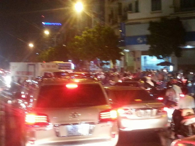 H&agrave; Nội: &ldquo;Ch&ocirc;n ch&acirc;n&rdquo; h&agrave;ng giờ tr&ecirc;n đường sau cơn mưa tầm t&atilde;