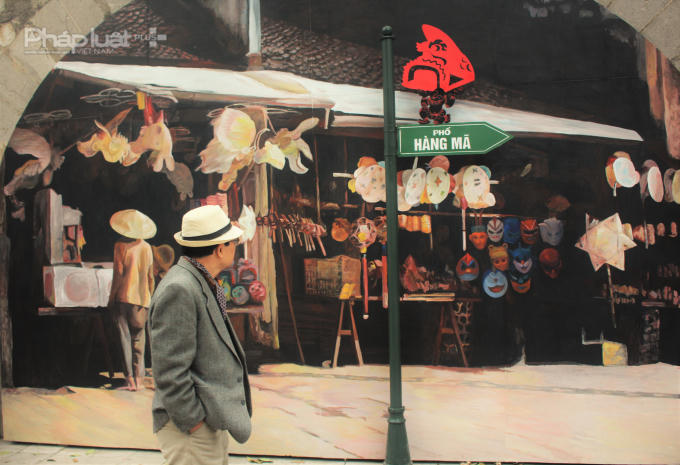 Phố Hàng Mã là một trong những hàng phố nằm trong khu phố cổ Hà Nội. Nơi đây có nghề thủ công truyền thống làm đồ mã dùng cho công việc cúng lễ và đồ trang trí bằng giấy