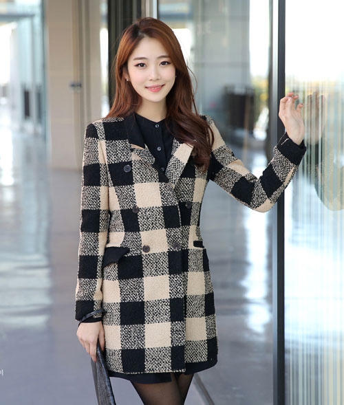 Với họa tiết ca rô, chiếc áo dạ này trông thật lạ mắt. Ảnh: Nguồn internet.