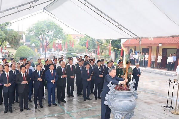 Các đại biểu dâng hương tưởng nhớ Tổng Bí thư Nguyễn Văn Linh tại Khu lưu niệm.