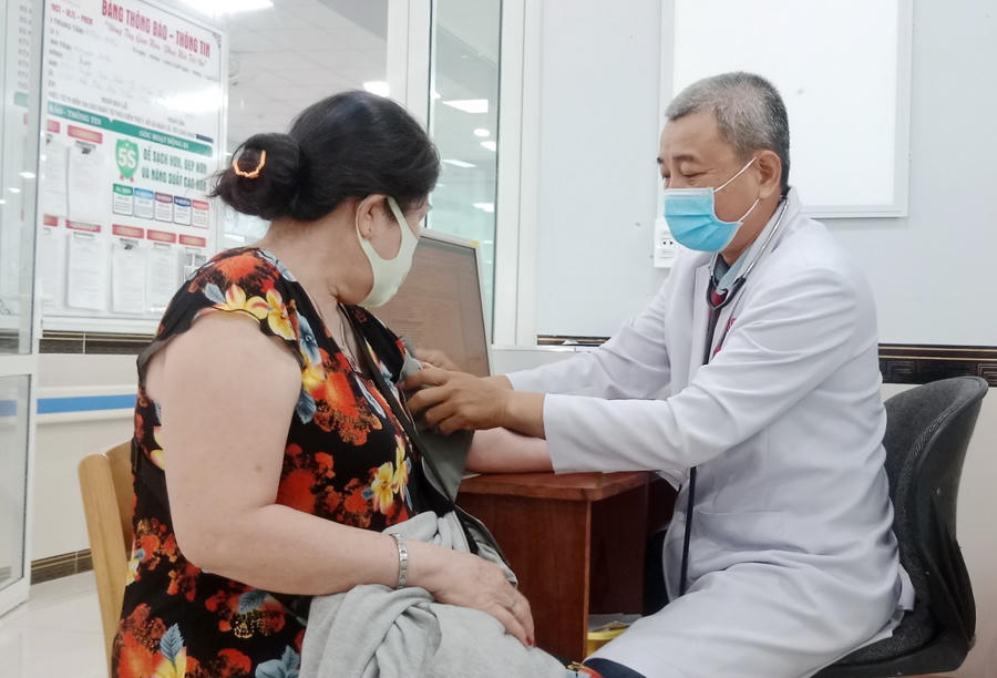 Bác sỹ Trương Thân Thiện - Trưởng Trung tâm Y học Cổ truyền - Vật lý trị liệu - Phục hồi chức năng, thăm khám cho bệnh nhân.