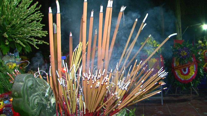 Đoàn đã thành kính dâng lên những nén hương thơm tưởng nhớ công ơn các anh hùng liệt sĩ hi sinh vì sự nghiệp bảo vệ tổ quốc, để thế hệ trẻ ngày hôm nay có được cuộc sống hòa bình, hạnh phúc.