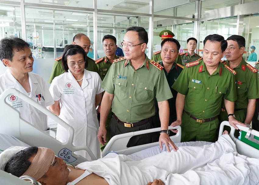 Thượng tướng Phạm Thế Tùng – Ủy viên Trung ương Đảng, Thứ trưởng Bộ Công an, trao đổi với Ban Giám đốc Bệnh viện và Ban Giám đốc CATP Hà Nội.