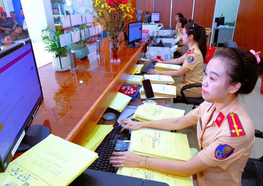 CSGT thực hiện thủ tục cấp đổi giấy phép lái xe cho người dân