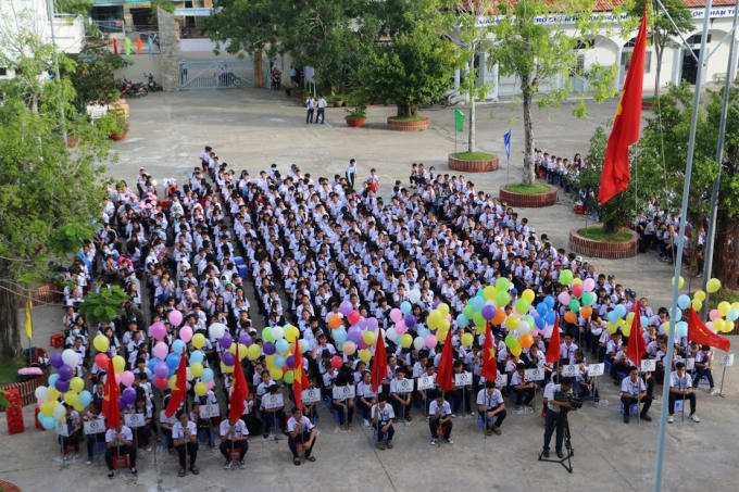 Rất đông học sinh đã có mặt tại trường dự lễ khai giảng. (Ảnh: Nguyên Hoàng)