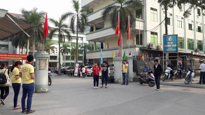 Hàng nghìn sinh viên Đại học Lao động xã hội hoang mang trước việc truy thu tiền học phí môn Giáo dục Quốc phòng.