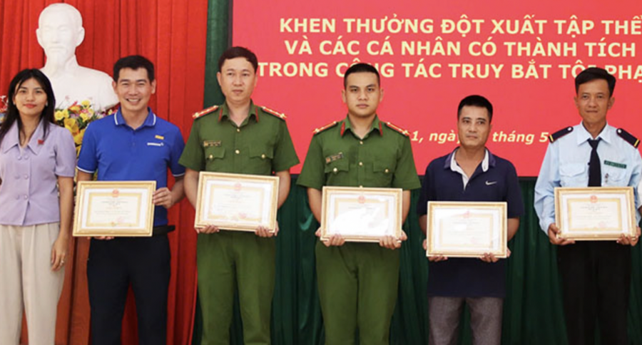 Khen thưởng công an, người dân, bảo vệ tham gia bắt kẻ cướp ngân hàng. Ảnh: T. Nhân