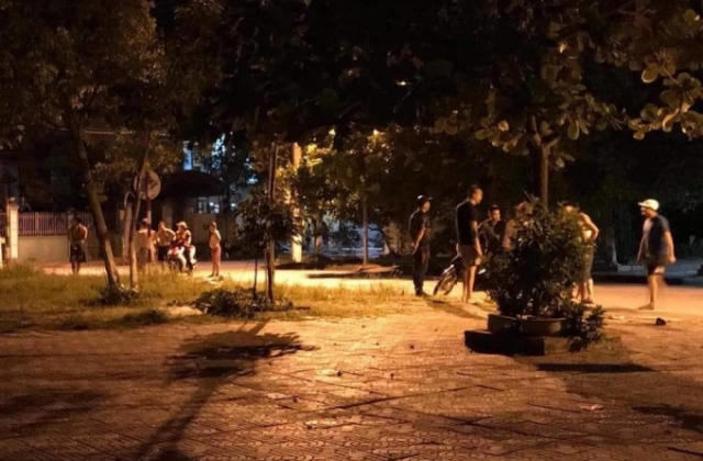 Kinh hoàng cảnh người đàn ông đuổi chém 1 phụ nữ gần đứt lìa 2 cánh tay