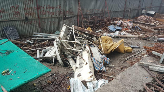 Vật thể cẩu lên trên cao được cho là quá tải so với tải trọng của cẩu tháp.