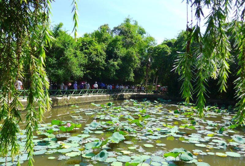 Như mọi năm, dẫu gió Lào nắng lửa cũng không ngăn được dòng người nườm nượp về thăm quê Bác...