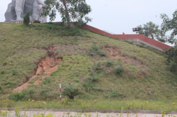 Chân tượng đài bắt đầu sụt lún.