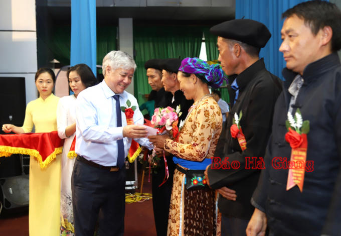 Bộ trưởng – Chủ nhiệm Ủy ban Dân tộc và Bí thư Tỉnh ủy Đặng Quốc Khánh trao quà và Giấy công nhận NCUT tiêu biểu, giai đoạn 2018 – 2020 cho NCUT các huyện, thành phố.