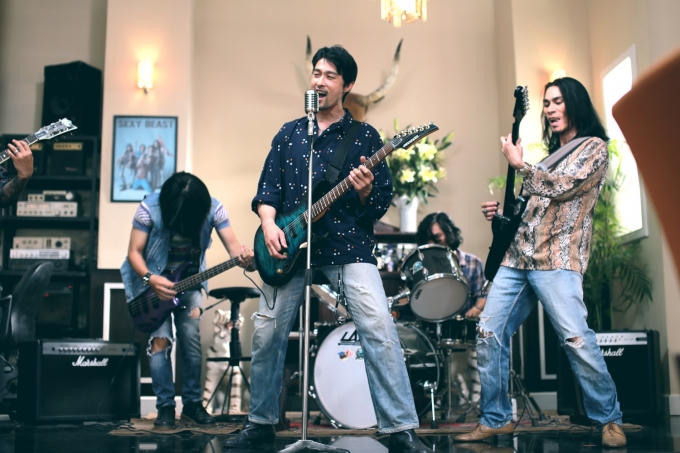 Johnny Trí Nguyễn tự mình thể hiện nhiều đoạn bài hát trong phim.