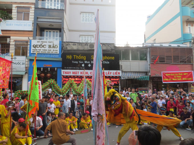 Lễ rước kiệu Bà có sự tham gia của các đoàn lân sư rồng.