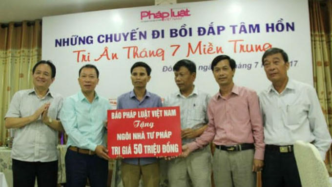 Tiến sỹ Đào Văn Hội, Tổng Biên tập Báo PLVN và Phó Tổng Biên tập Thường trực Đặng Ngọc Luyến trao quà “Mái ấm Tư pháp” cho một cán bộ Tư pháp có hoàn cảnh khó khăn ở Quảng Trị.
