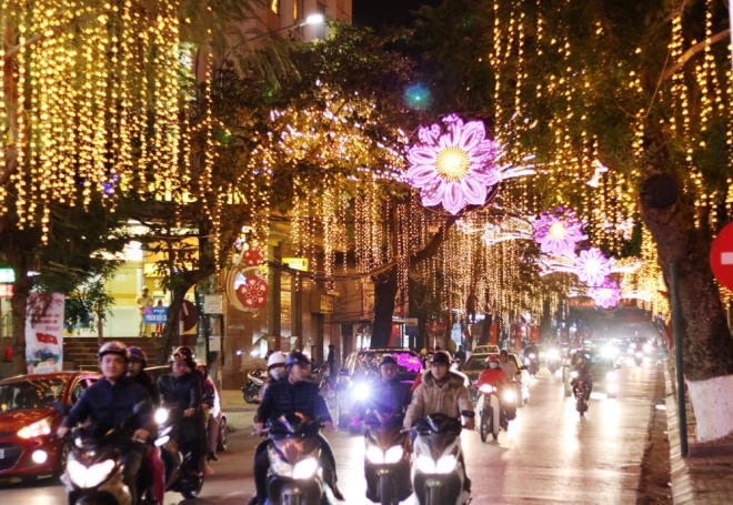 Xuất phát từ phía Cảng dọc theo các tuyến phố: Trần Hưng Đạo, Quang Trung, Trần Phú, Nguyễn Đức Cảnh..., là dải trung tâm lung linh ánh đèn đem lại không gian xuân ngập tràn sắc màu.