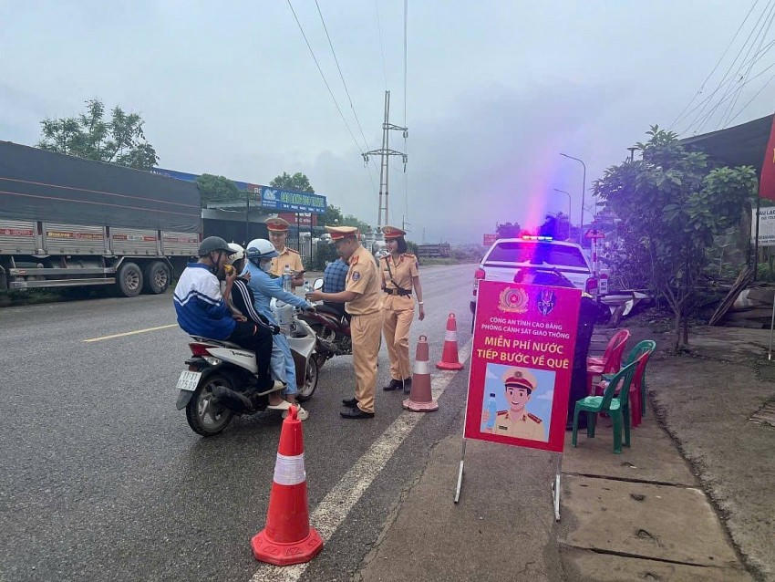 CSGT Công an Cao Bằng phát nước miễn phí cho người dân.