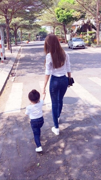 Hai mẹ con luôn ăn mặc đồng bộ và chụp ảnh nhí nhố với nhau. Ảnh: facebook.