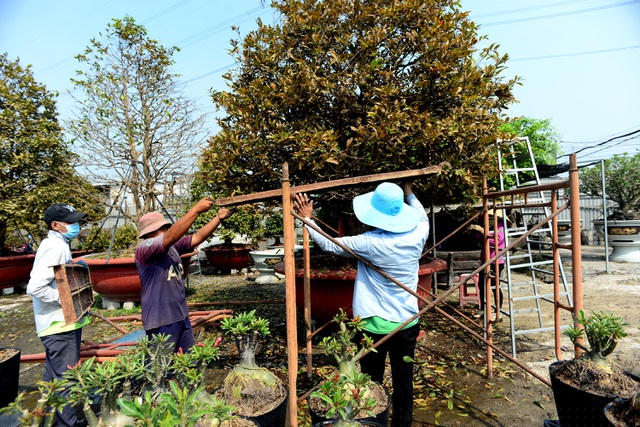 Hai giàn giáo được lắp 2 tầng cho 10 người cùng làm việc.