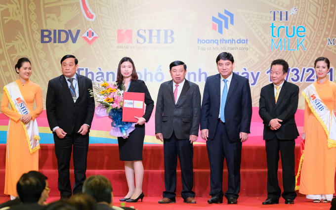 Ông Trần Thanh Binh – Giám đốc SHB Nghệ An trao thỏa thuận hợp tác cấp gói tín dụng với hạn mức 100 tỷ đồng cho Công ty CP Phát triển đô thị Vinh trước sự chứng kiến của Ủy viên BCH Trung ương Đảng - Bí thư Tỉnh ủy Nghệ An Nguyễn Đắc Vinh và Chủ tịch HĐQT SHB Đỗ Quang Hiển